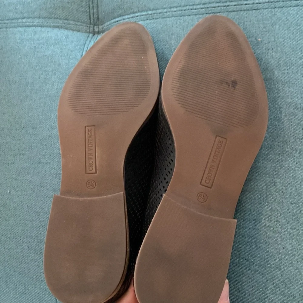Nice black leather loafers in good condition. Great for fall! Size 6.5M ladies.